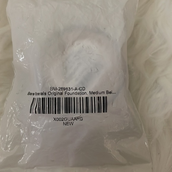 BareEssentials Foundation Powder Medium Beige - Picture 2 of 3